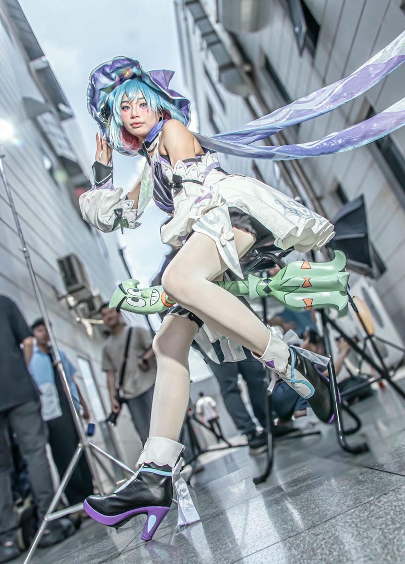 ảnh cosplay phù thủy chân dài