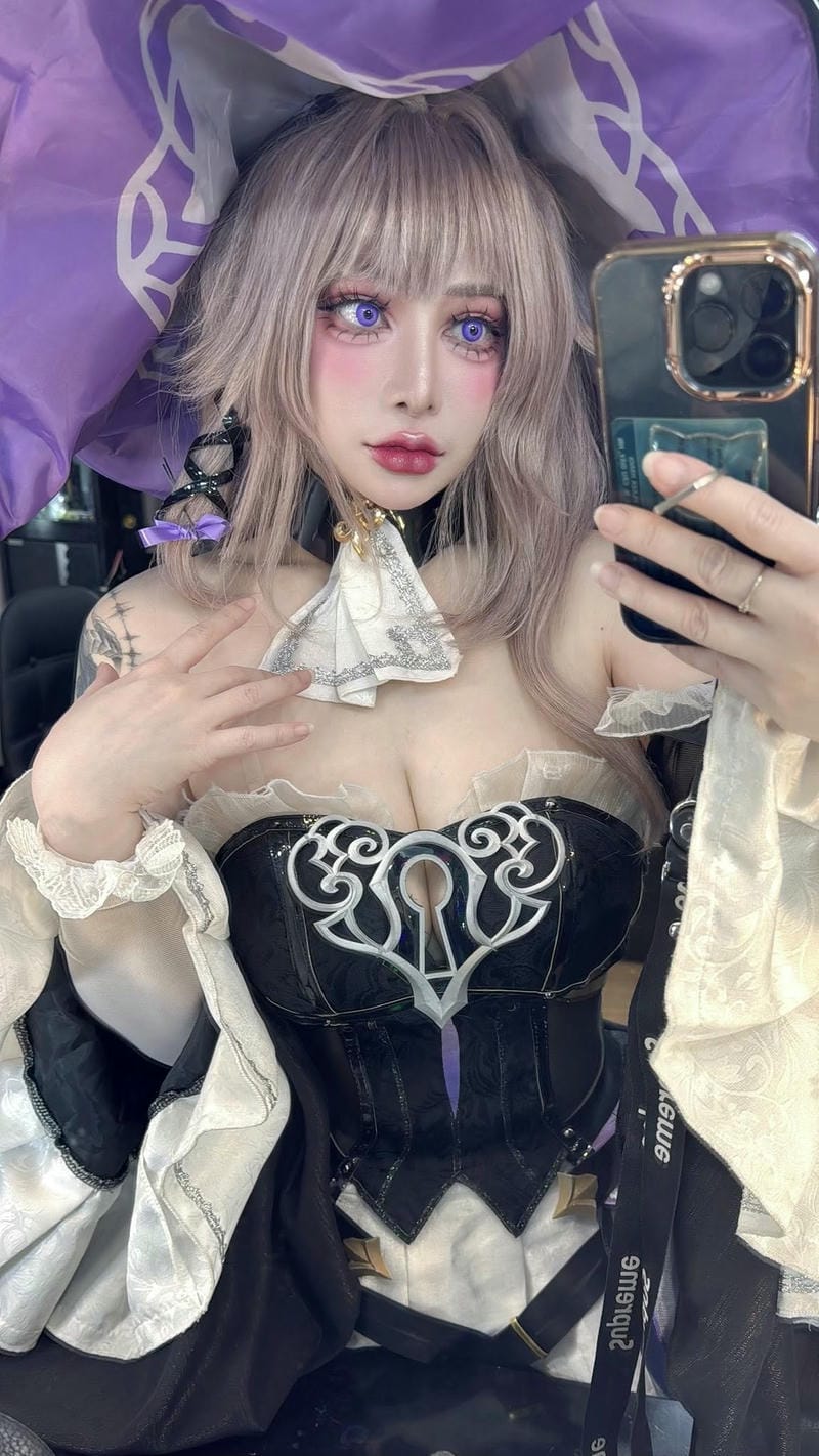 ảnh cosplay phù thủy hở dú