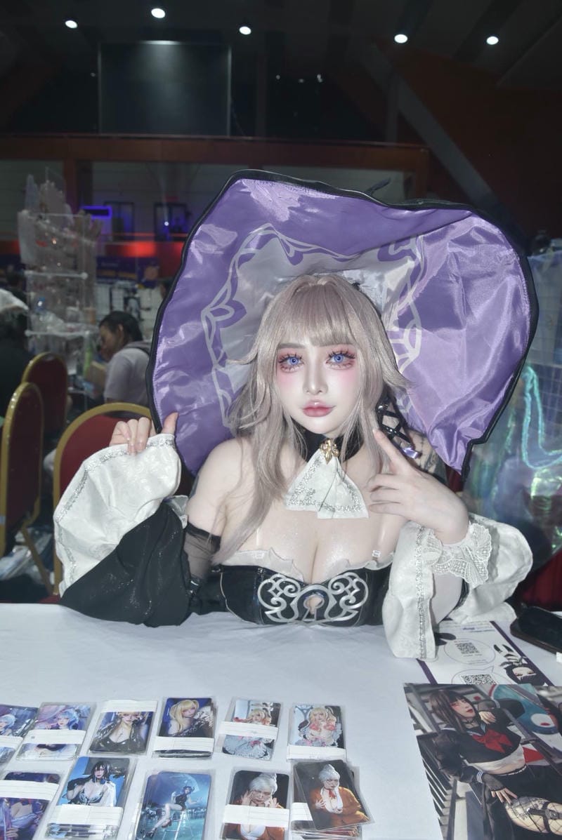 ảnh cosplay phù thủy hở vú