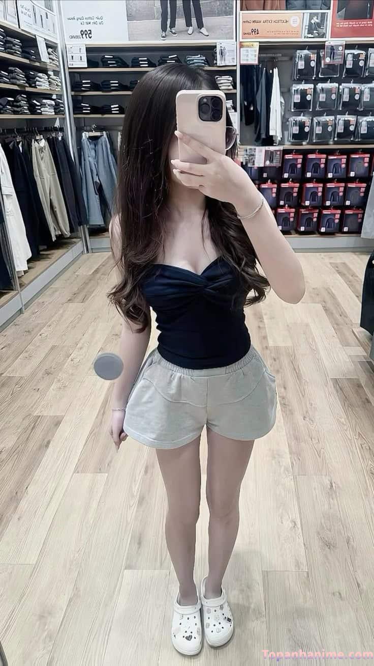 Ảnh gái xinh che mặt điện thoại