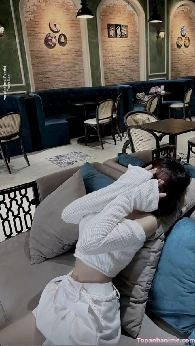 Ảnh gái xinh che mặt nhìn