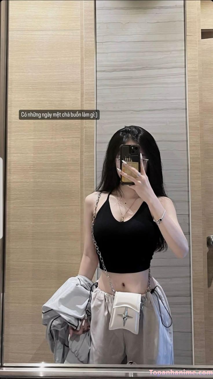 Ảnh gái xinh che mặt nhìn