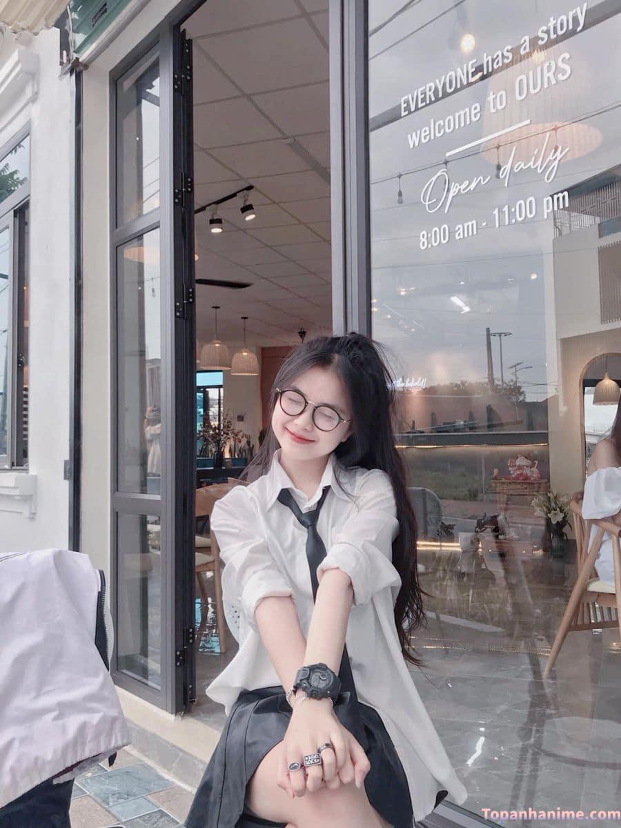 Ảnh gái xinh đeo kính học