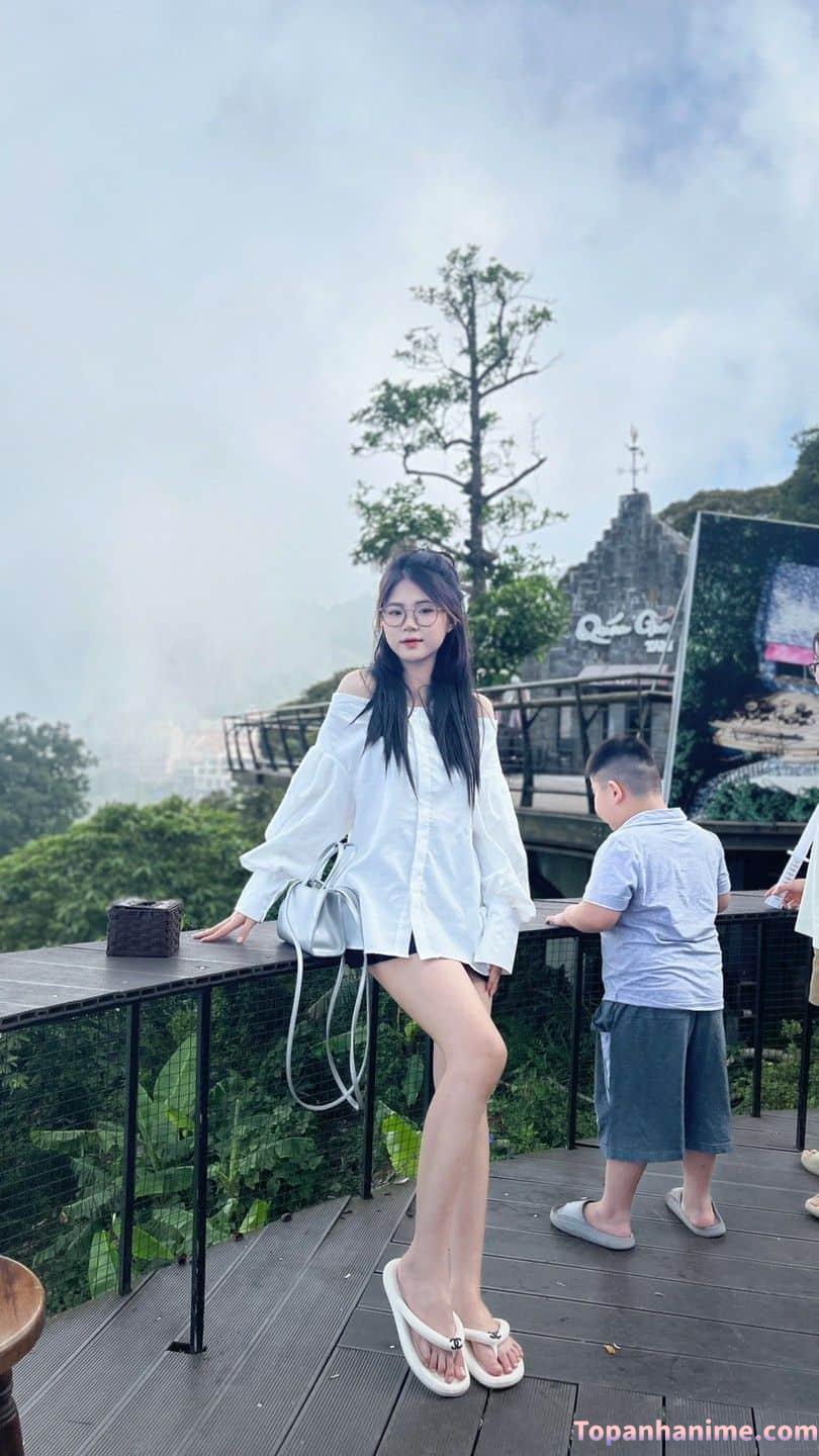 Ảnh gái xinh đeo kính nhẹ