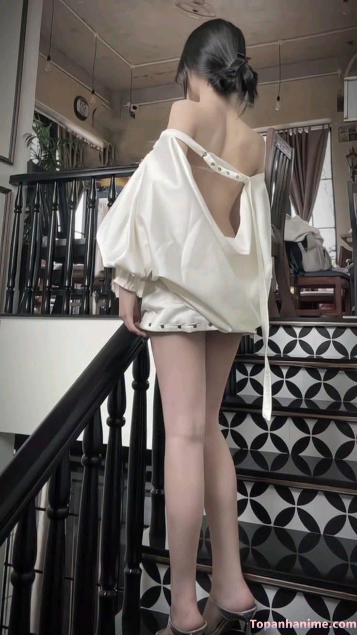 Cô gái quay lưng áo trắng