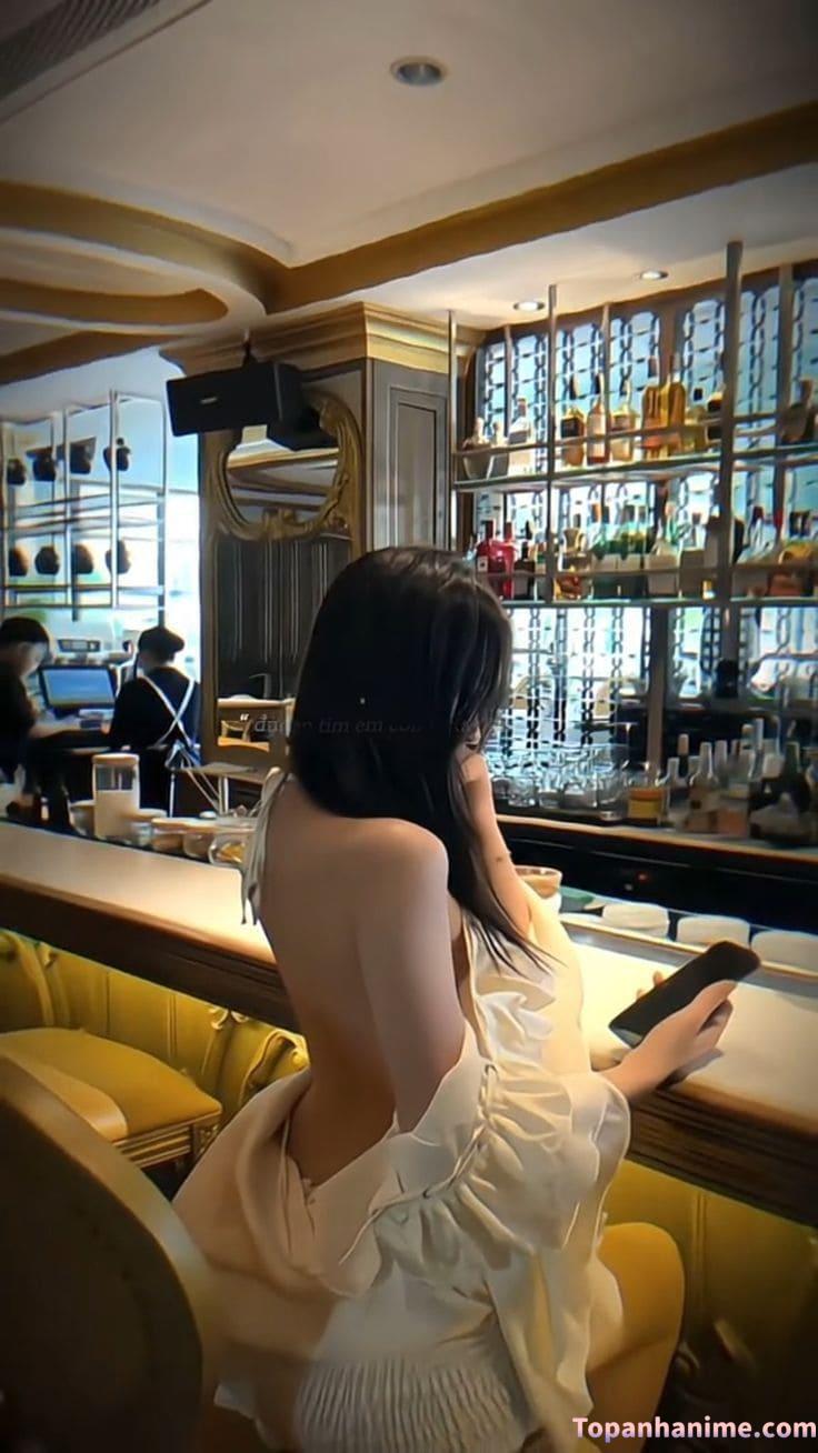 Cô gái quay lưng bên biển