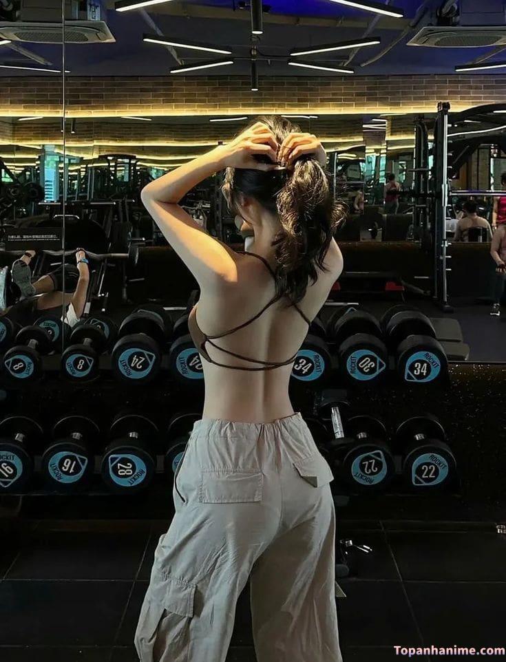 Cô gái quay lưng buồn