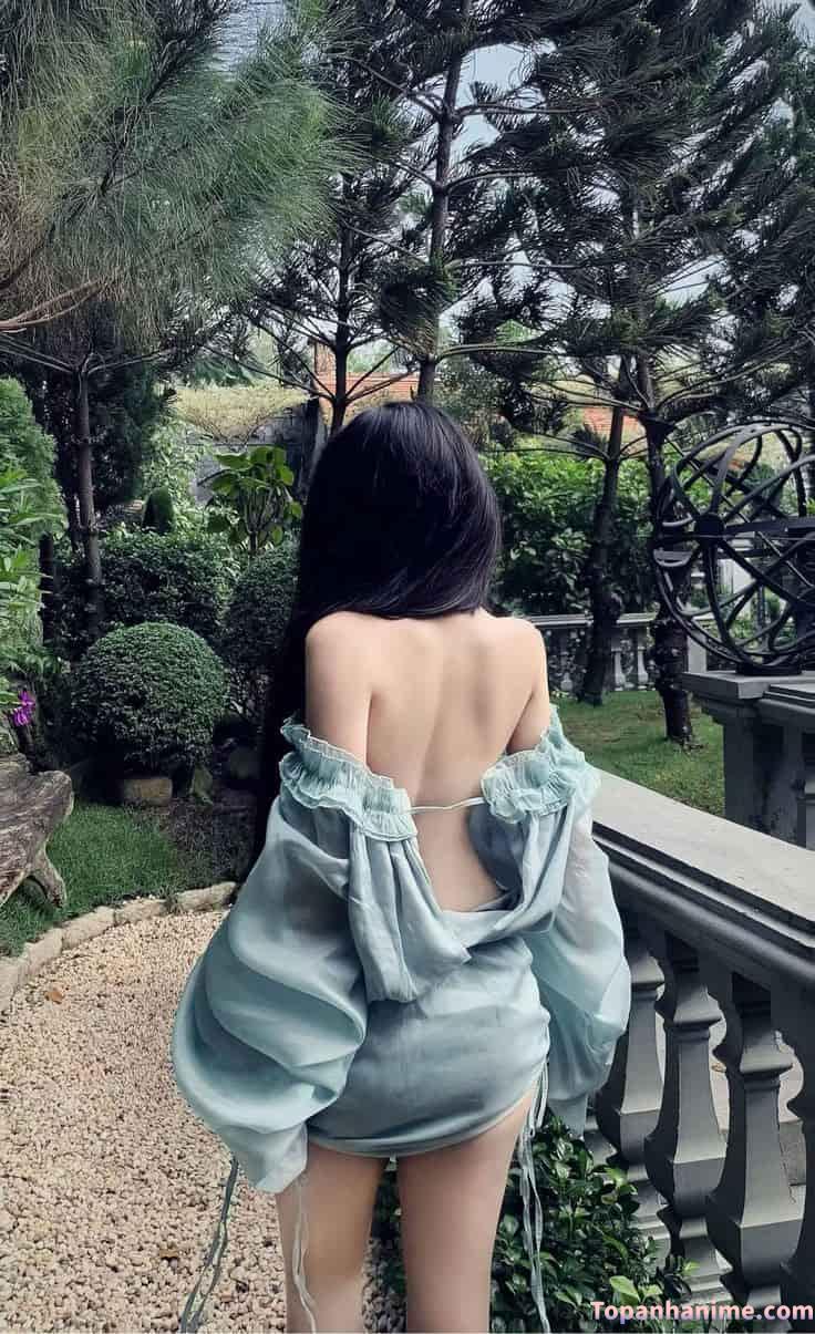 Cô gái quay lưng chiều tà