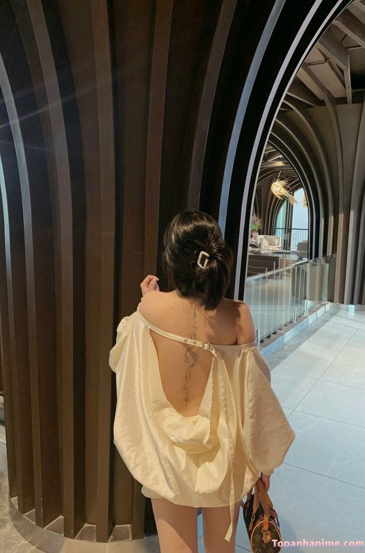 Cô gái quay lưng dịu dàng