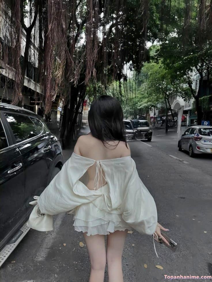 Cô gái quay lưng lặng lẽ