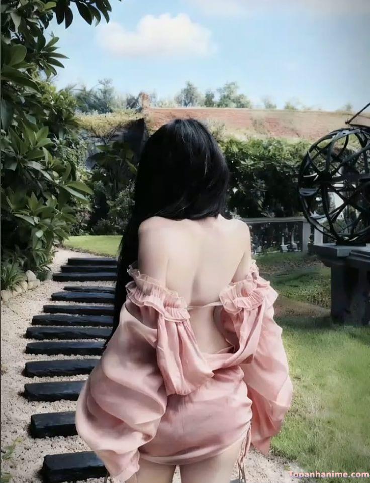 Cô gái quay lưng phố vắng