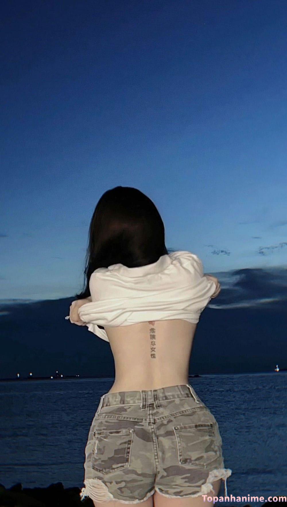 Cô gái quay lưng tóc bay