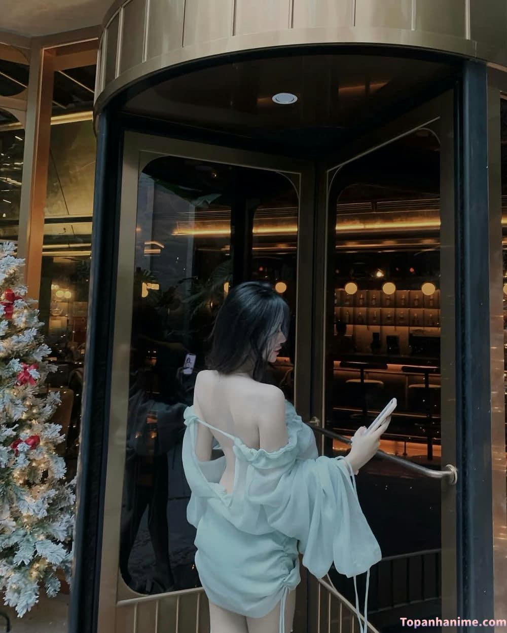 Cô gái quay lưng tóc dài