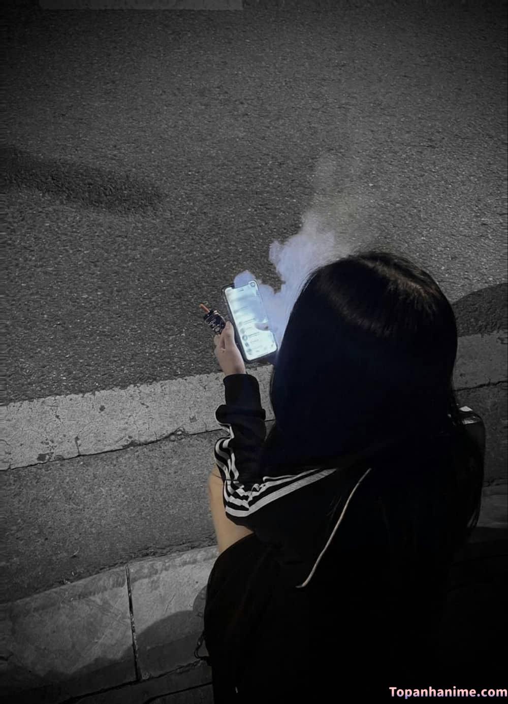 Cô nàng hút thuốc sành