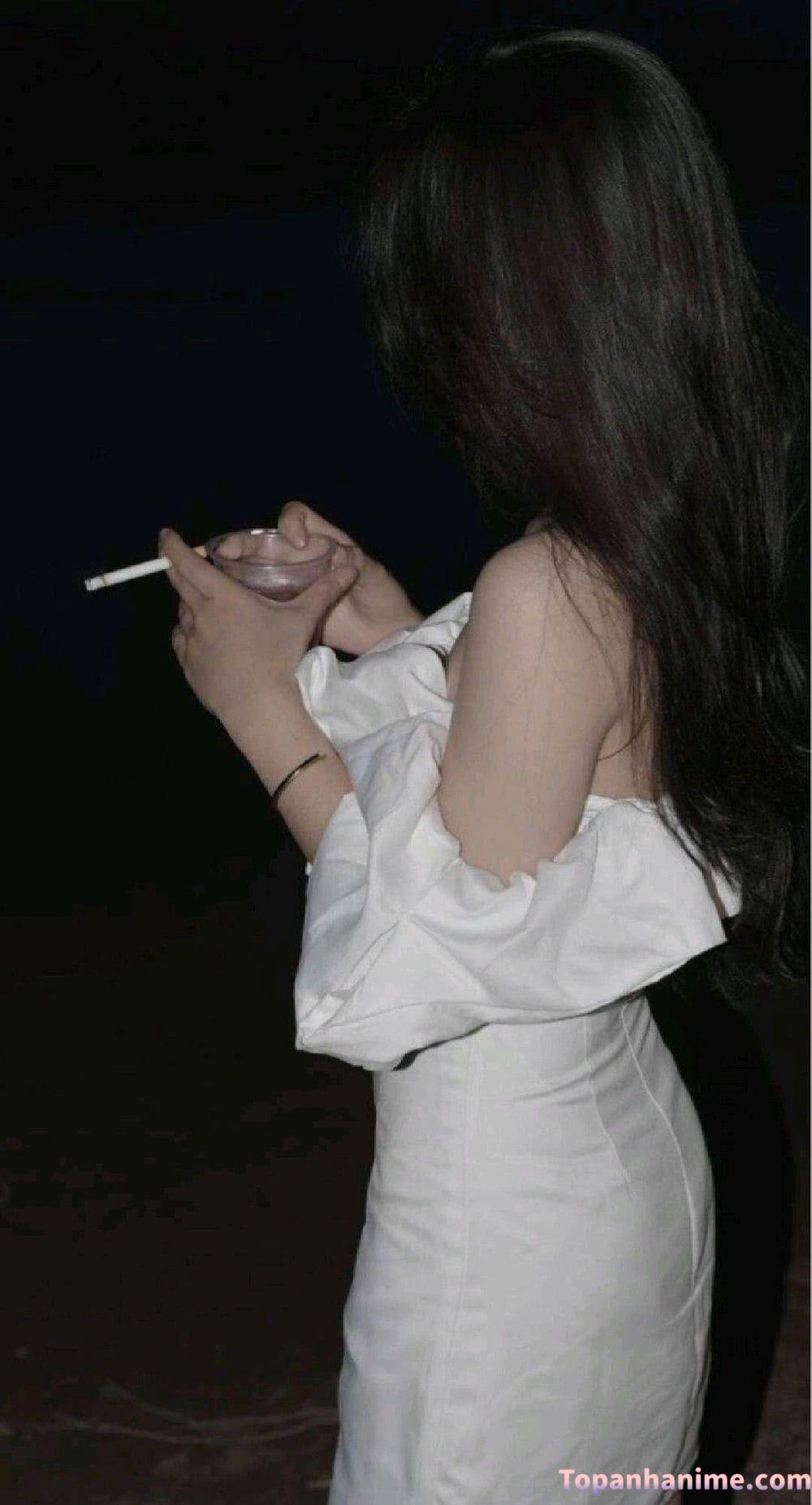 Cô nàng khói thuốc bay