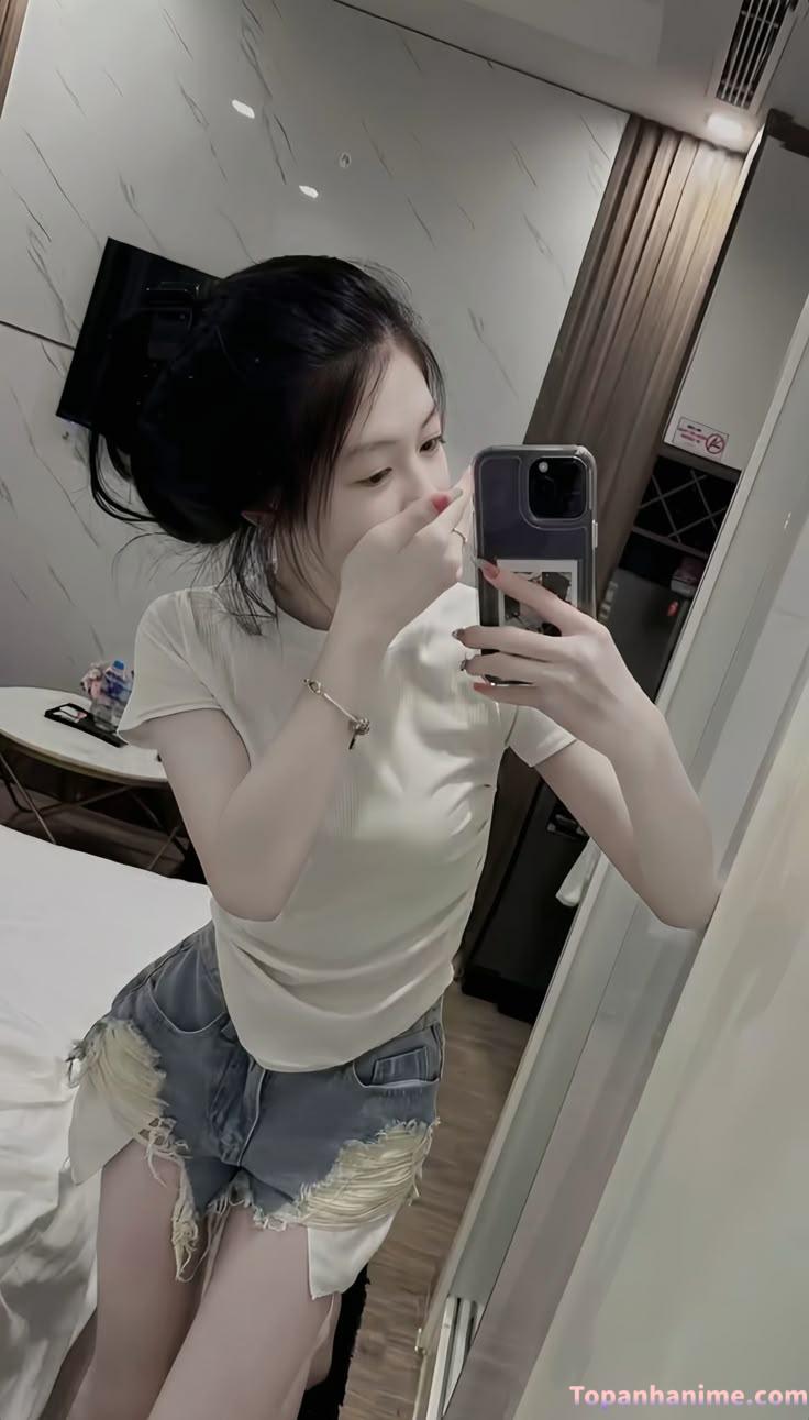 Gái trẻ che mặt duyên