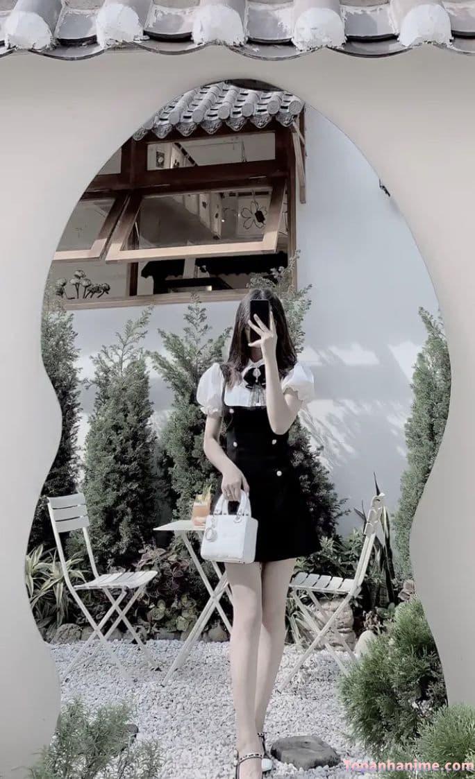 Gái xinh che mặt bằng điện thoại