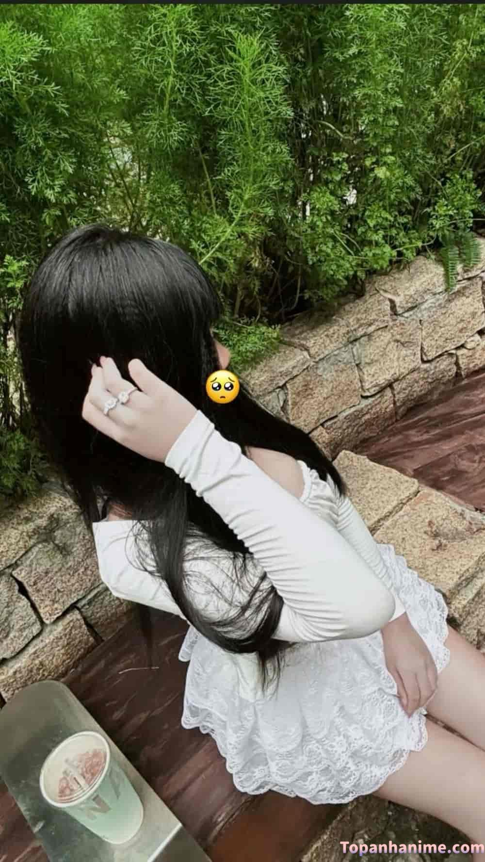 Gái xinh che mặt nhẹ