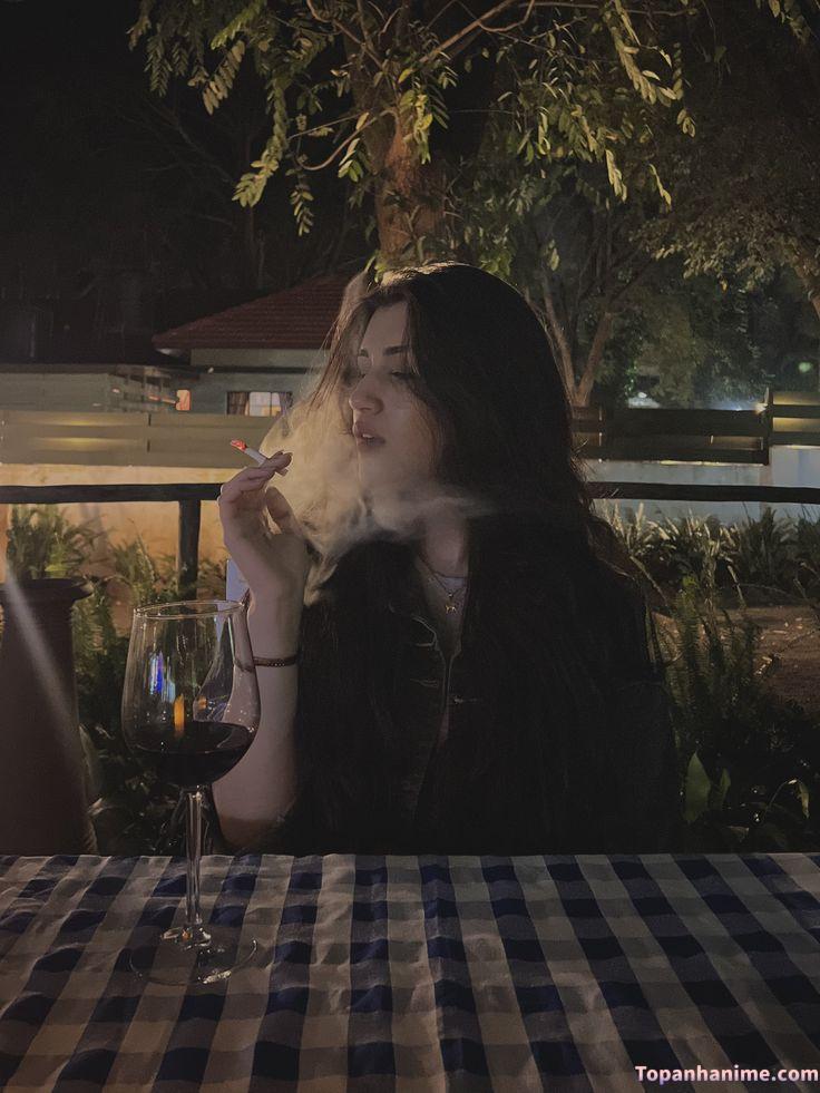 Gái xinh hút thuốc nhẹ
