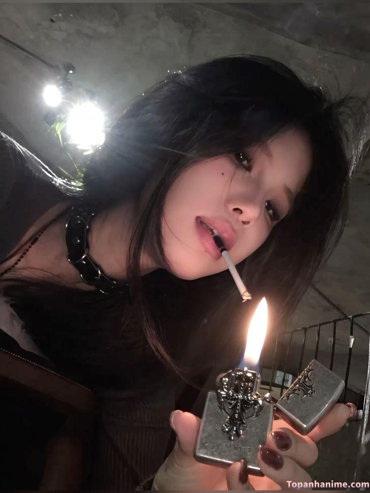 Hút thuốc giữa phố đông