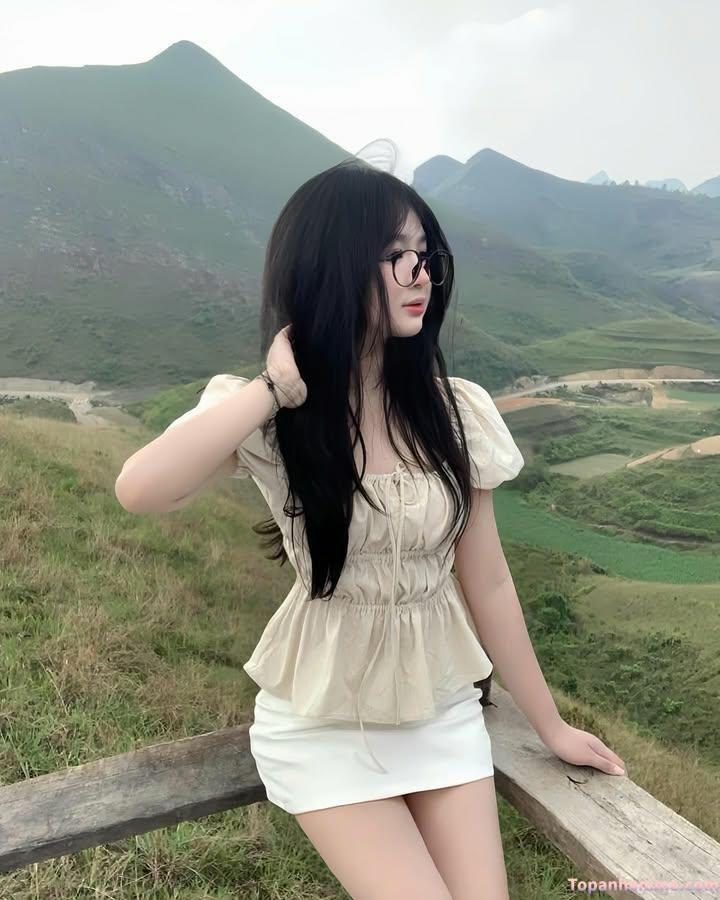 Nàng thơ che mặt nhẹ