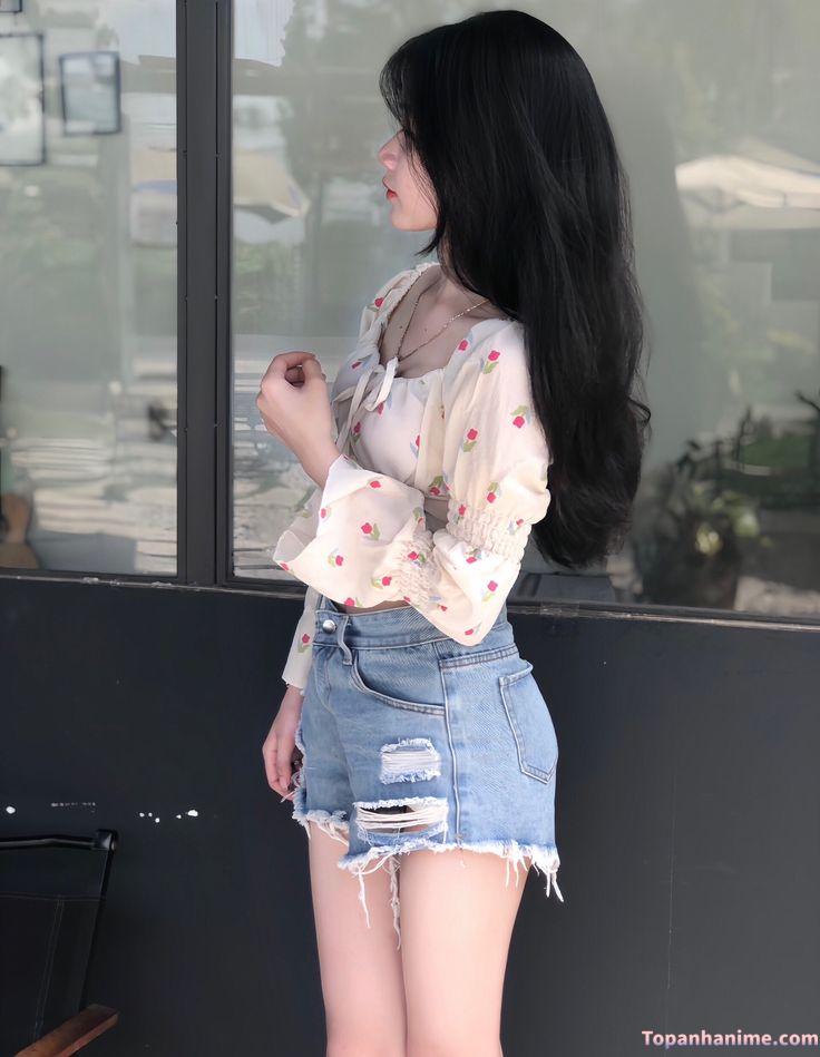 Thiếu nữ che mặt dễ