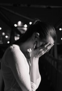 ảnh buồn tâm trạng con gái đen trắng