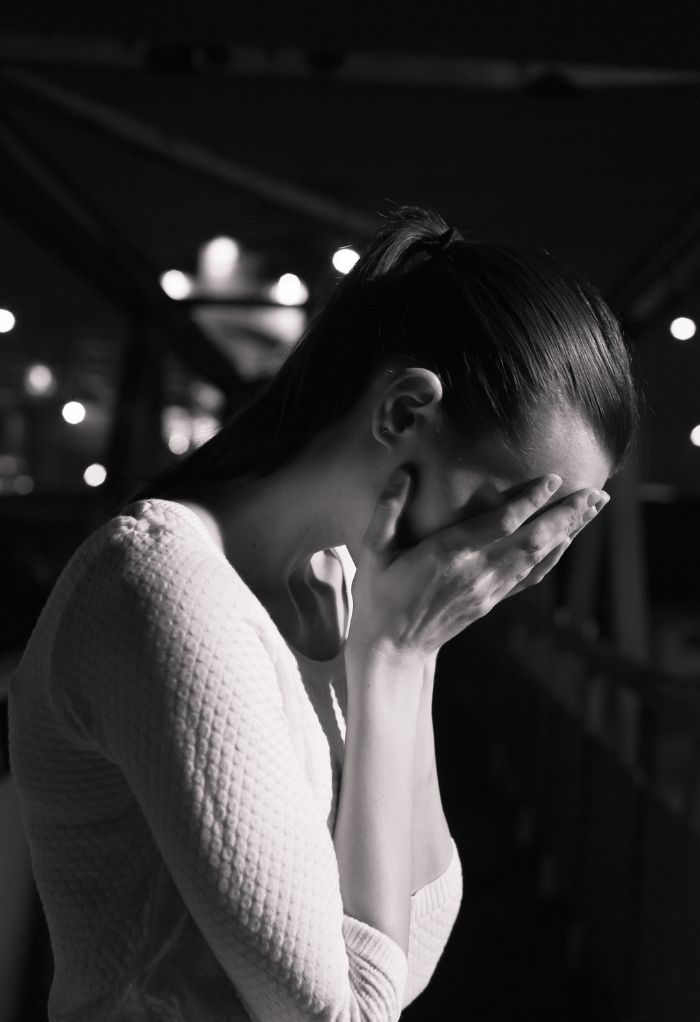 ảnh buồn tâm trạng con gái đen trắng