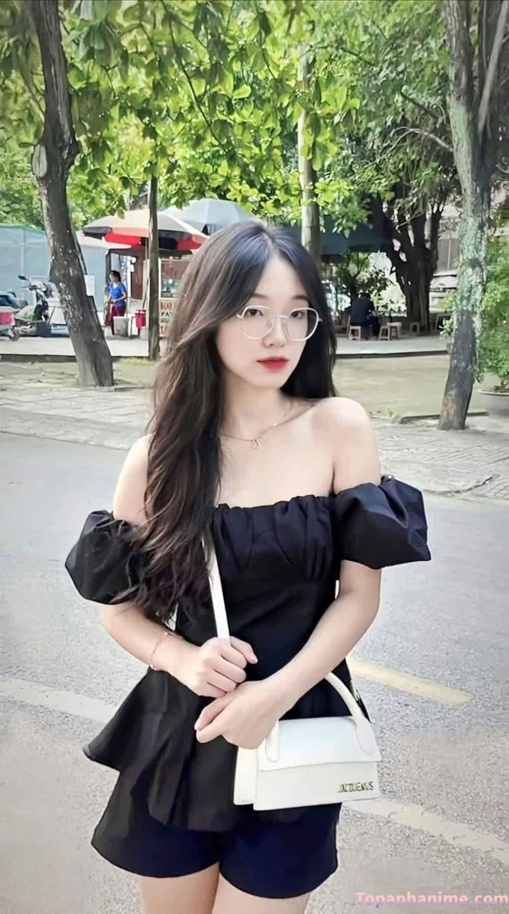 ảnh cô gái đeo kính