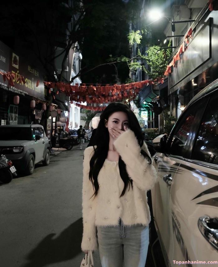 ảnh gái xinh che mặt trên phố