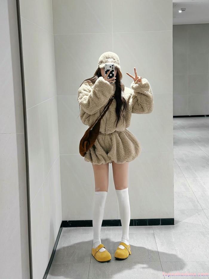 ảnh gái xinh che mặt trong nhà