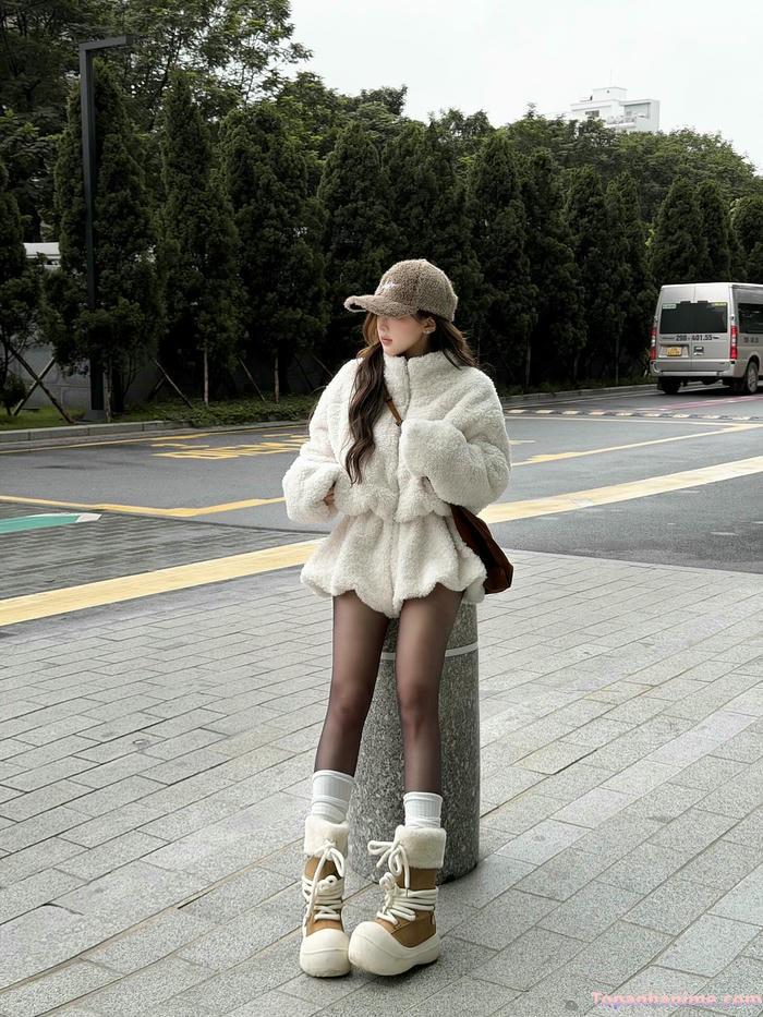 ảnh gái xinh che mặt váy ngắn