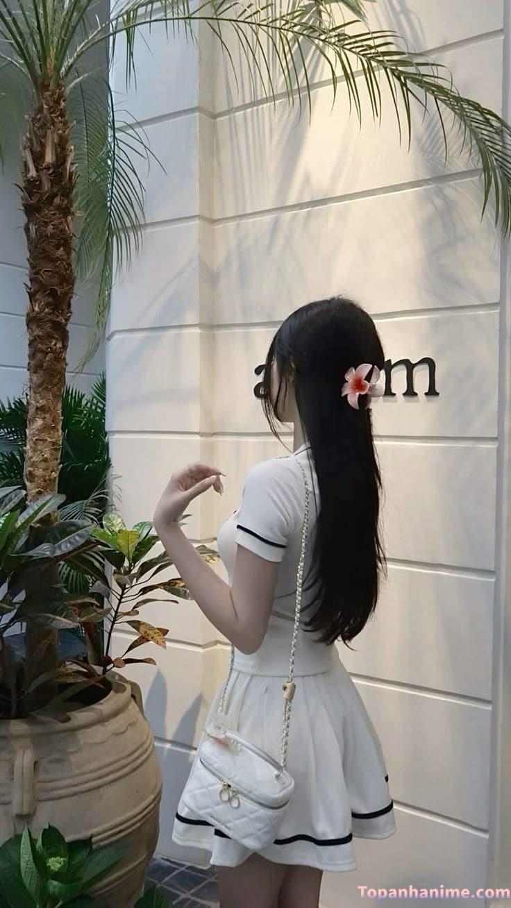 cô gái lặng quay lưng