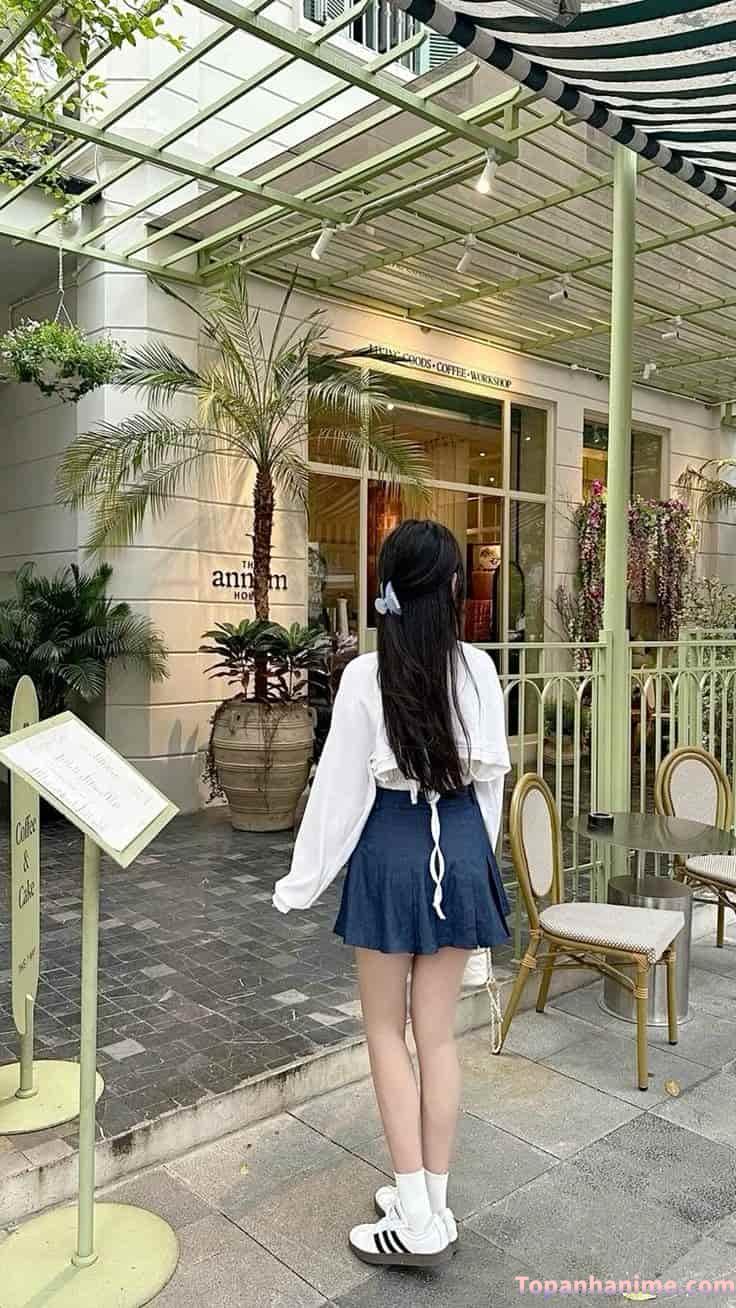 cô gái quay lưng buồn