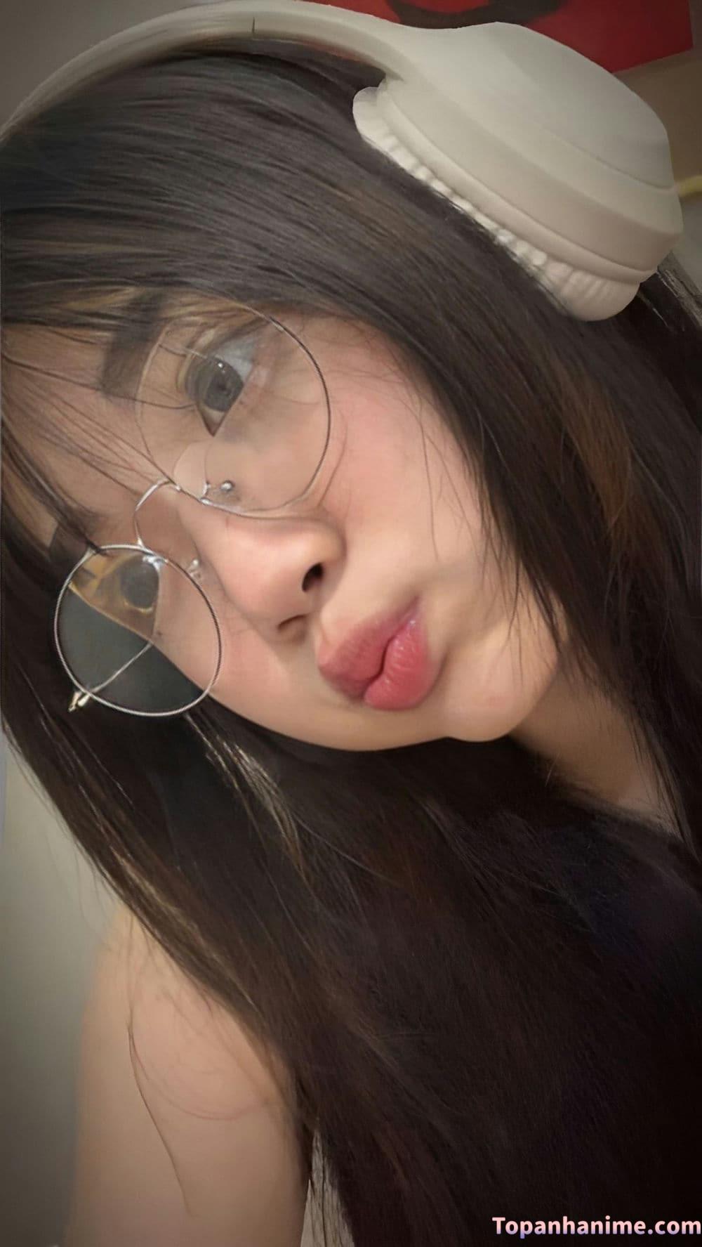 cô gái xinh đeo kính