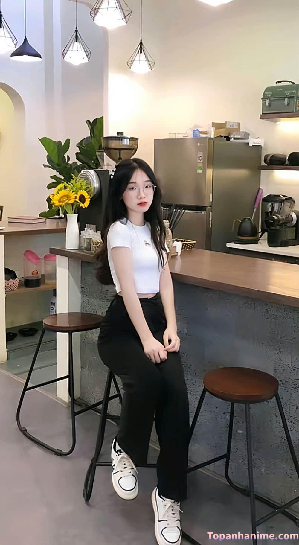 gái đeo kính nhìn xinh