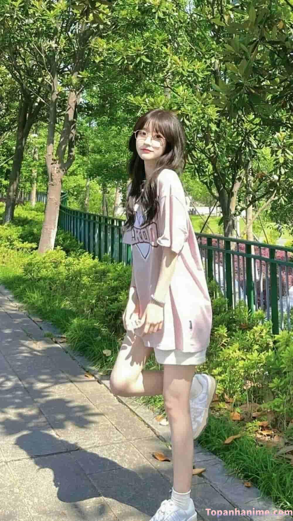 hình gái xinh đeo kính