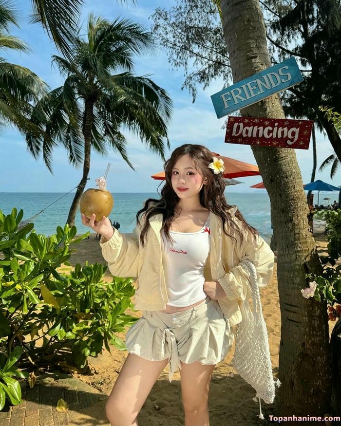 ảnh gái 2k5 uống nước