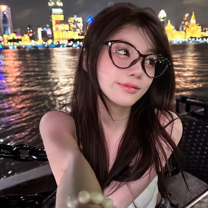 ảnh gái xinh tóc dài đeo kính che mặt 5d