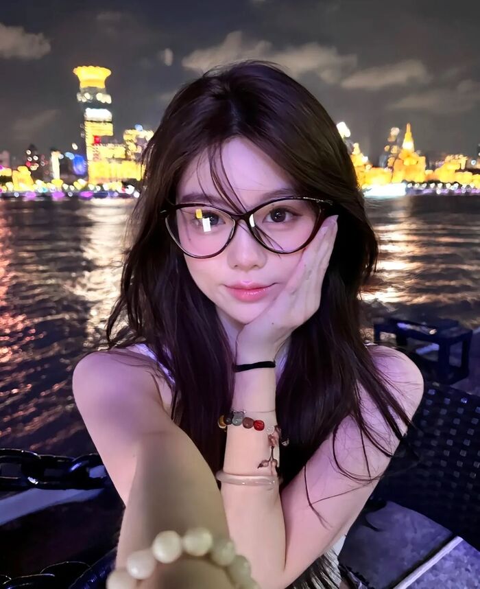 ảnh gái xinh tóc dài đeo kính che mặt full