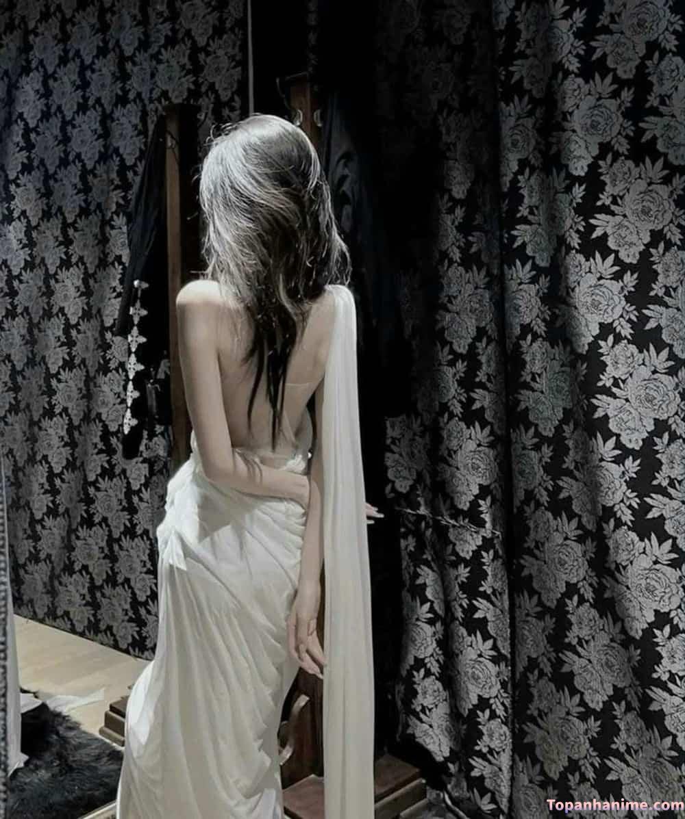 ảnh phía sau lưng cô