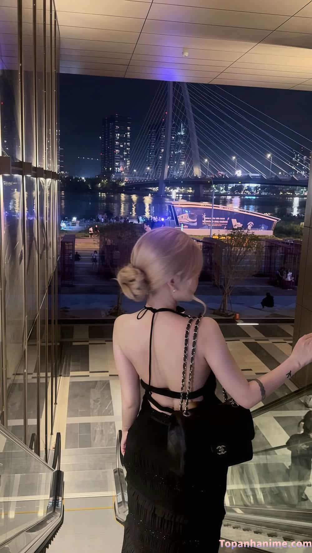 ảnh sau lưng cô gái