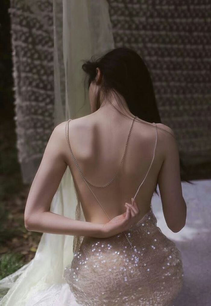 ảnh sau lưng cô gái 5d