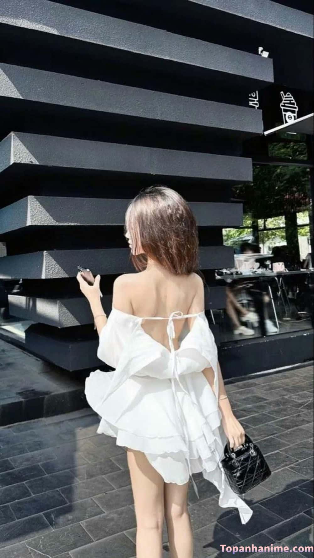 ảnh sau lưng cô nàng