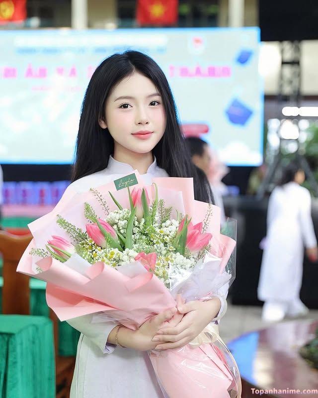 cô gái cầm hoa cười