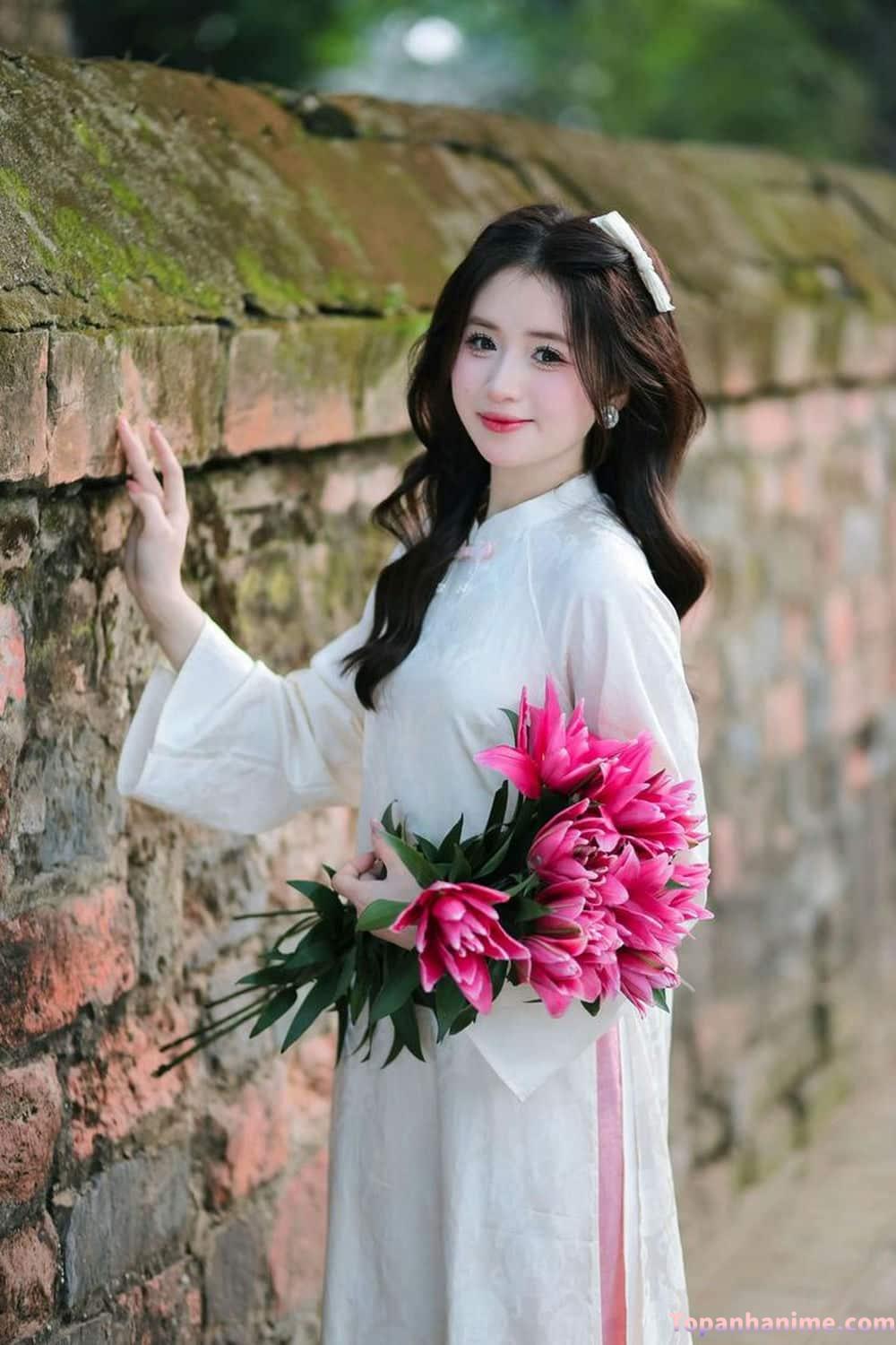 cô gái cầm hoa đẹp