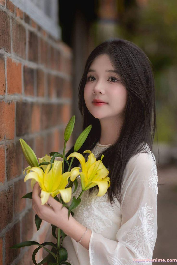 cô gái cầm hoa hồng