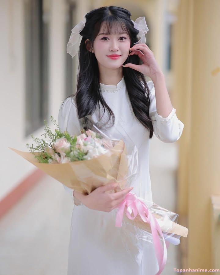 cô gái cầm hoa nhẹ