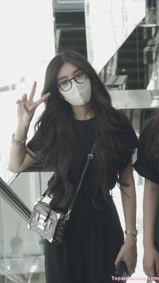 cô gái che mặt kính