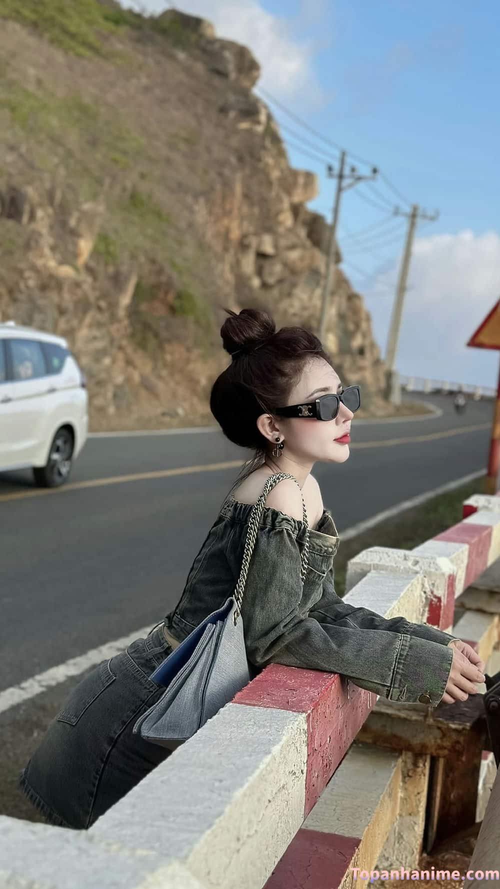 cô gái tóc dài kính